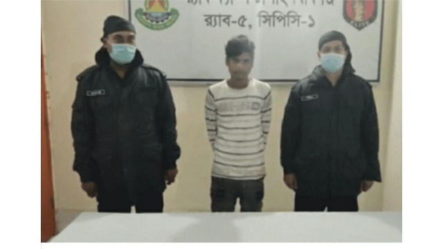 শিবগঞ্জে ডিবি পুলিশ পরিচয়ে চাঁদাবাজির সময় প্রতারক আটক