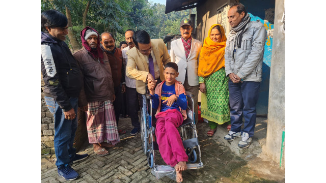 শহীদ বুদ্ধিজীবী দিবস উপলক্ষে প্রতিবন্ধীর মাঝে ডা. গোলাম রাব্বানীর হুইল চেয়ার প্রদান