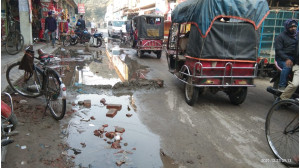 ড্রেনের পানিতে সয়লাব নিউমার্কেটের রাস্তা - ভোগান্তিতে হাজারো মানুষ দেখার কেউ নেই
