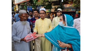 পথচারী,রিক্সা চালক,অসহায় রোজাদারদের  মাঝে ইফতার নিয়ে ডা. রাব্বানী ও সেলিনা বিশ্বাস
