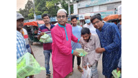 দ্বিতীয় দিনেও রিক্সা চালক,অসহায় রোজাদারদের মাঝে ইফতার নিয়ে ডা. রাব্বানী ও সেলিনা বিশ্বাস