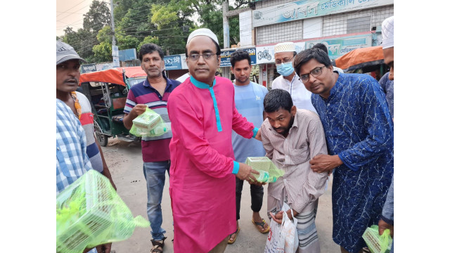 দ্বিতীয় দিনেও রিক্সা চালক,অসহায় রোজাদারদের মাঝে ইফতার নিয়ে ডা. রাব্বানী ও সেলিনা বিশ্বাস
