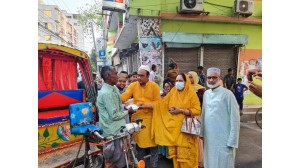 তৃতীয় দিনেও মানবতার তরে ফাউন্ডেশনের মাধ্যমে ইফতার দিলেন ডা. রাব্বানী ও সেলিনা বিশ্বাস