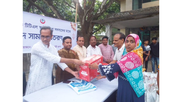 পিছিয়ে পড়া স্কাউটস সদস্যদের পরিবারকে সেলাইমেশিন প্রদান