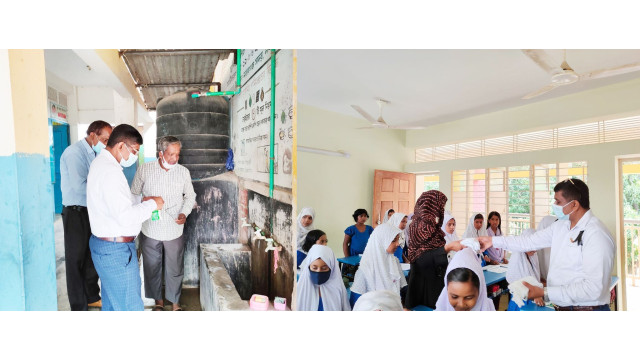 বালিয়াডাঙ্গা-২ সরকারি প্রাথমিক বিদ্যালয় পরিদর্শন জেলা প্রশাসকের মাস্ক সাবান ও নেইলকার্টার বিতরণ