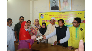 চাঁপাইনবাবগঞ্জে ১৫জন দুস্থের মাঝে ৭ লাখ টাকার চেক বিতরণ