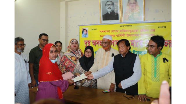 চাঁপাইনবাবগঞ্জে ১৫জন দুস্থের মাঝে ৭ লাখ টাকার চেক বিতরণ