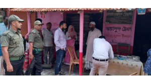 চাঁপাইনবাবগঞ্জ সদর ও নাচোলে ৩ সার ব্যবসায়ীকে জরিমানা