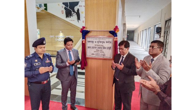 চাঁপাইনবাবগঞ্জে বঙ্গবন্ধু ও মুক্তিযুদ্ধ কর্নার উদ্বোধন করলেন জনপ্রশাসনের সিনিয়র সচিব