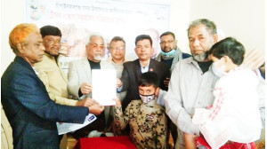 চাঁপাইনবাবগঞ্জে ট্রেন দুর্ঘটনায় নিহত ৩ পরিবারকে এরফান গ্রুপের আর্থিক সহায়তা