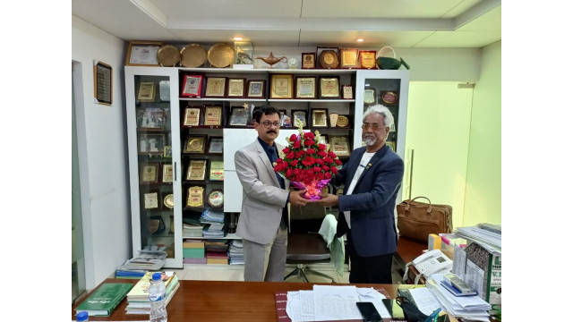 বিদায়ী জেলা প্রশাসক মঞ্জুরুল হাফিজকে এরফান আলীর শুভেচ্ছা