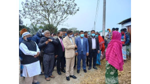  জেলা প্রশাসক একেএম গালিভ খানের  গোমস্তাপুরে আশ্রয়ণ প্রকল্পের বাড়ি পরিদর্শন 