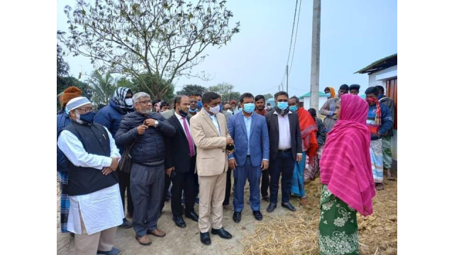 জেলা প্রশাসক একেএম গালিভ খানের গোমস্তাপুরে আশ্রয়ণ প্রকল্পের বাড়ি পরিদর্শন