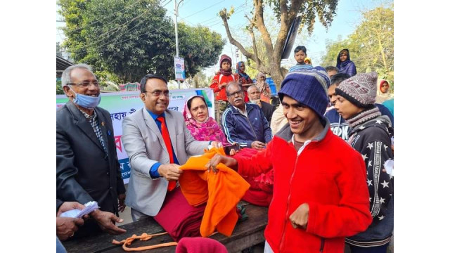 শীতার্তদের মধ্যে আওয়ামী লীগ নেতা ডাঃ গোলাম রাব্বানীর কম্বল বিতরণ
