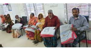 চাঁপাইনবাবগঞ্জে সোনালী ব্যাংক লি. গোমস্তাপুর শাখায় শীতবস্ত্র বিতরণ