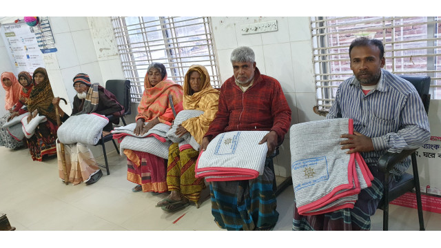 চাঁপাইনবাবগঞ্জে সোনালী ব্যাংক লি. গোমস্তাপুর শাখায় শীতবস্ত্র বিতরণ