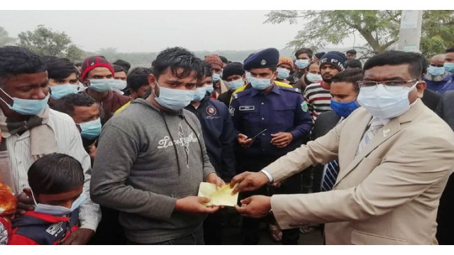 ট্রেন দুর্ঘটনায় নিহতদের পরিবারকে জেলা প্রশাসকের আর্থিক সহায়তা