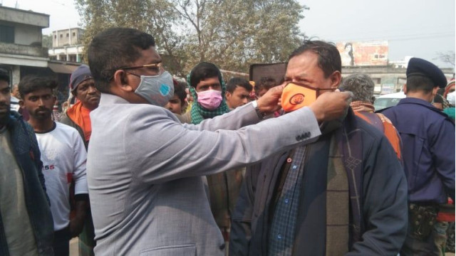 চাঁপাইনবাবগঞ্জে করোনা ও ওমিক্রণ প্রতিরোধে ২ হাজার স্থানে ৫ লাখ মাস্ক বিতরণ
