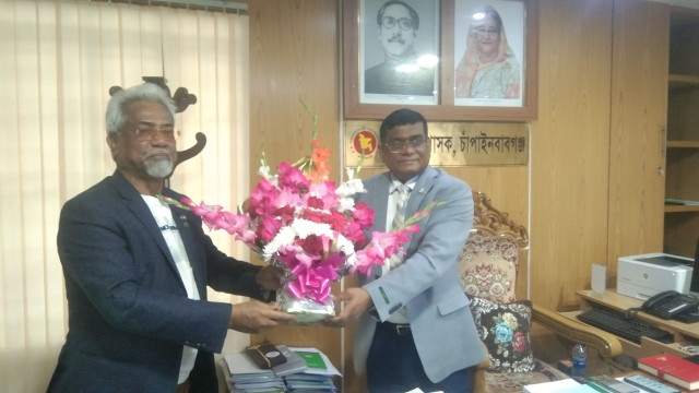জেলা প্রশাসক এ কে এম গালিব খানকে এরফান আলীর ফুলেল শুভেচ্ছা