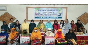 দুস্থ ও অসহায় ১৫জন নারীকে স্বাবলম্বী করতে ওয়েল ফেয়ার ক্লাবের সেলাই মেশিন ও মুদি সামগ্রী বিতরণ