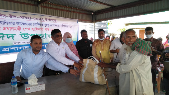 চাঁপাইনবাবগঞ্জে সাড়ে ছয়শ দুস্থ মানুষের মাঝে জেলা প্রশাসনের ঈদ উপহার বিতরণ