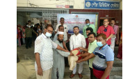 ঈদুল আযহা উপলক্ষে চাঁপাইনবাবগঞ্জ পৌরসভায় ভিজিএফের চাল বিতরণ