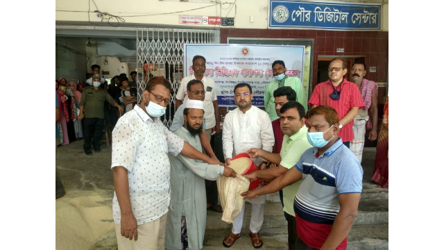 ঈদুল আযহা উপলক্ষে চাঁপাইনবাবগঞ্জ পৌরসভায় ভিজিএফের চাল বিতরণ