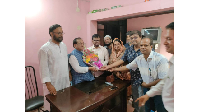 অন্ধ কল্যাণ সমিতির সভাপতি হওয়ায় আব্দুল ওদুদ কে ফুলেল শুভেচ্ছা কলেজ শিক্ষক সমাজের