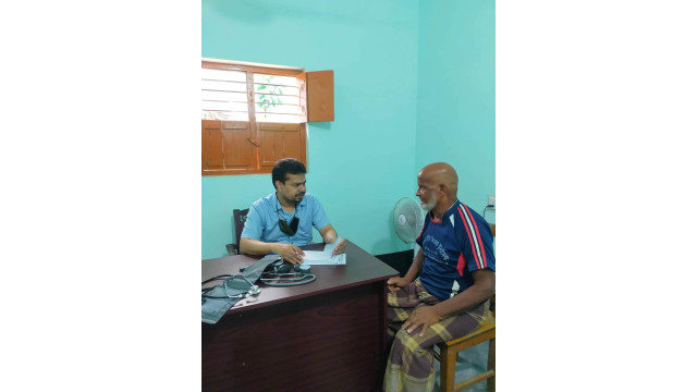 ১০টাকা মূল্যে চিকিৎসা সেবা দিয়ে চলেছে সাদেক চিকিৎসাকেন্দ্র