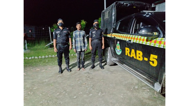 অস্ত্র ও ককটেলসহ ১৩ মামলার অভিযুক্তকে গ্রেপ্তার করেছে র্যাব