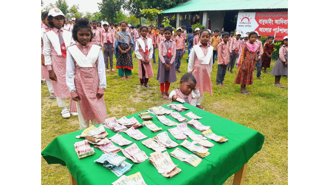 বন্যা দুর্গতদের জন্য বাবুডাইং আদিবাসী আলোর পাঠশালার শিক্ষার্থীদের সহায়তা