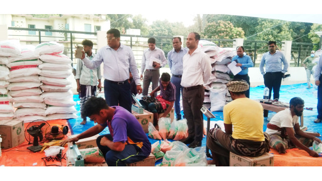 চাঁপাইনবাবগঞ্জে টিসিবির পণ্য প্যাকেটিং পর্যবেক্ষণ ডিসি গালিভ খানের