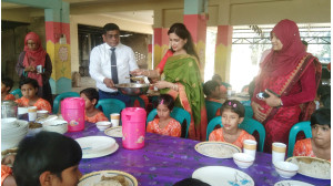  মুক্তির মহানায়ক এর জন্মদিনে এতিম শিশুদের নিয়ে অন্যরকম দিন কাটালেন জেলা প্রশাসক গালিভ খান