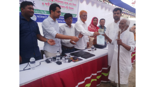 চাঁপাইনবাবগঞ্জ পৌরসভায় বয়স্ক, বিধবা ও স্বামী নিগৃহীতা ভাতার বই ও ভাতা বিতরণ