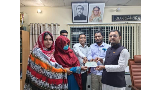 চাঁপাইনবাবগঞ্জে রেল দুর্ঘটনায় নিহত দুই পরিবারকে ৪০ হাজার টাকার চেক প্রদান