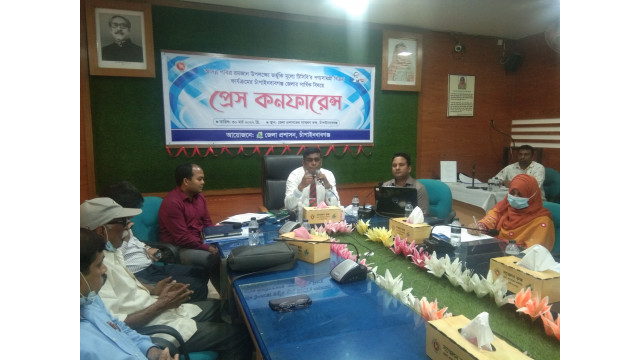 চাঁপাইনবাবগঞ্জে টিসিবির পণ্য বিক্রয় বিষয়ে সাংবাদিকদের ব্রিফ করলেন জেলা প্রশাসক