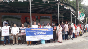 চাঁপাইনবাবগঞ্জে স্বাস্থ্য অধিকার ফোরামের মানববন্ধন নতুন বাজেটে বরাদ্দ বৃদ্ধির দাবি