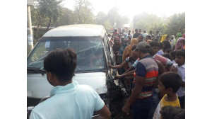 আবারো আলীনগর হাজির মোড়ে ট্রেনের সাথে মাইক্রো বাসের সংঘর্ষ-আহত শিক্ষার্থীরা