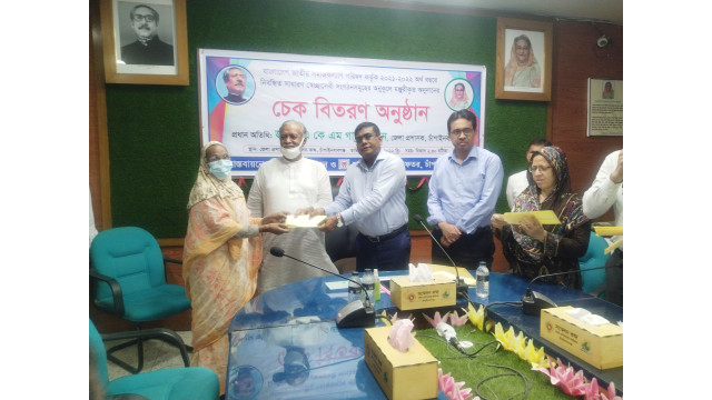 চাঁপাইনবাবগঞ্জে ৩৪টি স্বেছাসেবী সংগঠনের মাঝে অনুদানের চেক বিতরণ