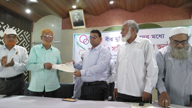 চাঁপাইনবাবগঞ্জে বীর মুক্তিযোদ্ধাদের মাঝে স্মার্টকার্ড ও সনদ বিতরণ