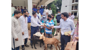 চাঁপাইনবাবগঞ্জ সদর উপজেলায় গ্রাম পুলিশদের পোষাক, ভিক্ষুকদের উপকরণ ও নগদ অর্থ সহায়তা প্রদান