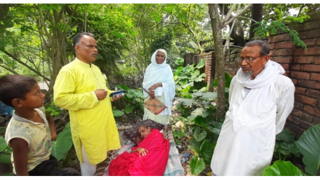 বৃদ্ধা মাকে রাস্তায় রেখে চলে গেলেন ছেলে- বৃদ্ধার দায়িত্ব নিয়েছেন আব্দুল হাকিম
