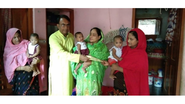 অসচ্ছল পরিবারে জন্ম নেওয়া যমজ তিন বাচ্চার পরিবারের পাসে ডা. গোলাম রাব্বানী
