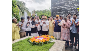 শহীদ কামারুজ্জামানের কবরে  রুহুল আমিনের শ্রদ্ধা নিবেদন ও মোনাজাত 