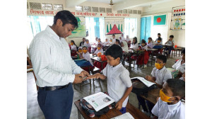 গোবরাতলা  সরকারি প্রাথমিক  বিদ্যালয় পরিদর্শন অতিরিক্ত জেলা প্রশাসকের-নেইলকার্টার বিতরণ
