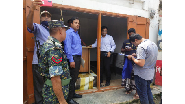 চাঁপাইনবাবগঞ্জ সদররের গোবরাতলায় ২ সার ব্যবসায়ীকে ৭৫০০ হাজার টাকা জরিমানা