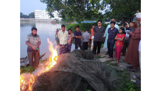 অবৈধভাবে মাছ ধরার অভিযোগে কারেন্ট জাল আটক, জরিমানা