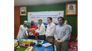 চাঁপাইনবাবগঞ্জে সেলাই মেশিন ও চেক বিতরণ