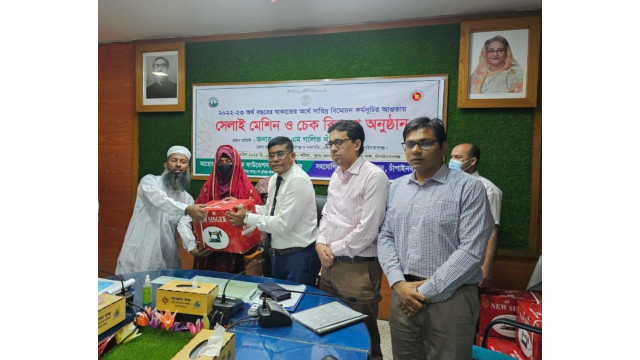 চাঁপাইনবাবগঞ্জে সেলাই মেশিন ও চেক বিতরণ