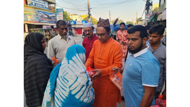 গরিব ও অসহায় রোজাদারের মাঝে ডা. গোলাম রাব্বানীর ইফতার বিতরণ